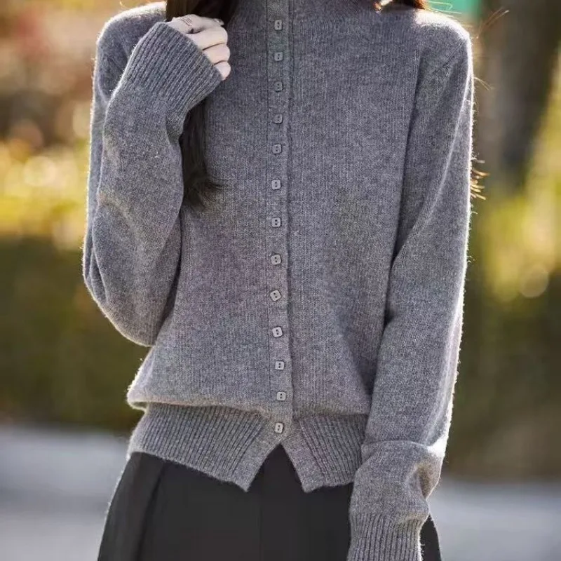 سترة صوفية رمادية نصف الياقة المدورة للنساء في خريف وشتاء 2025 بلوزات محبوكة بنمط جديد