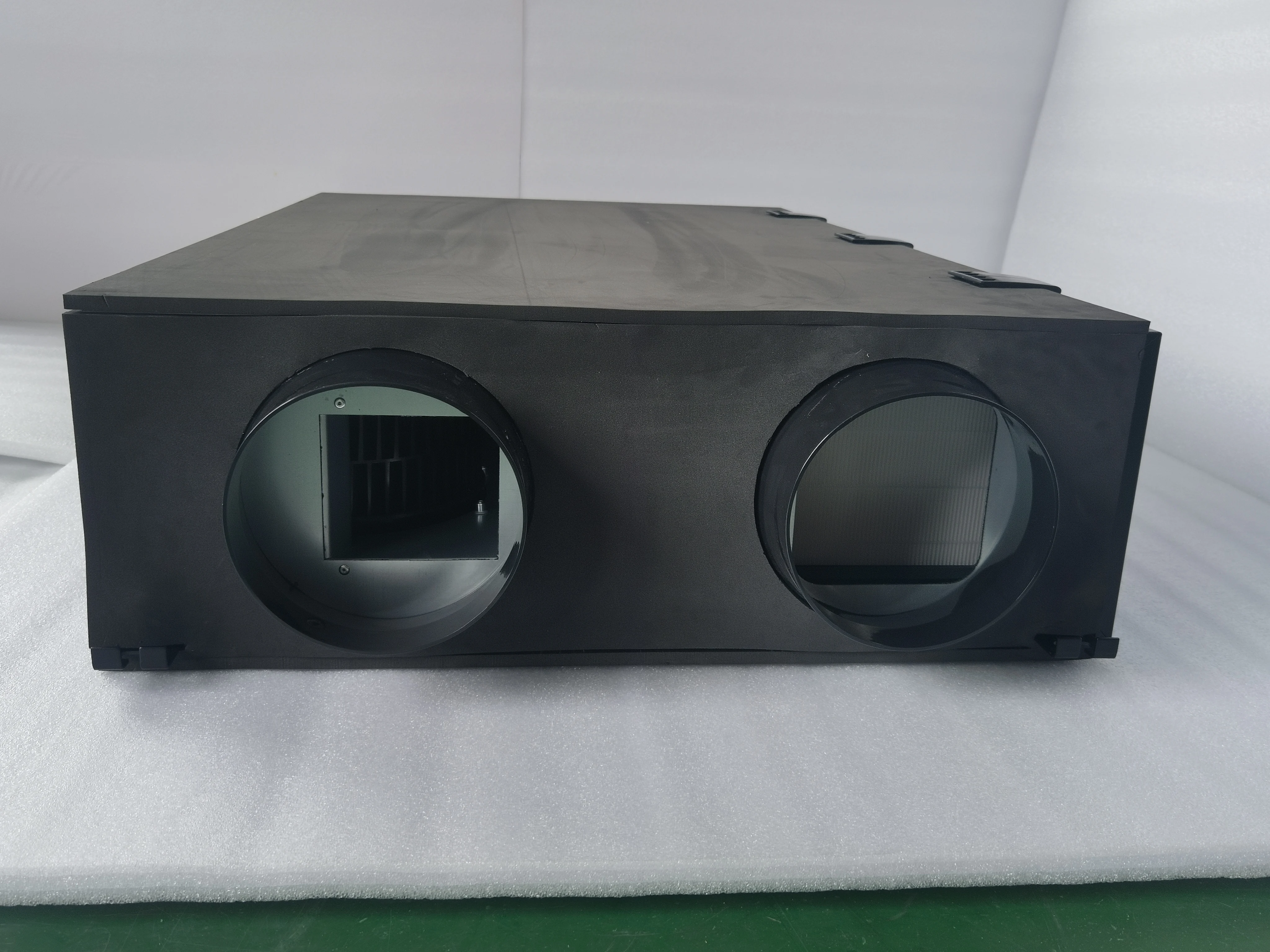 Sistema de ventilação de ar doméstico com bomba de calor montada no teto com recuperação de calor para resfriamento e aquecimento