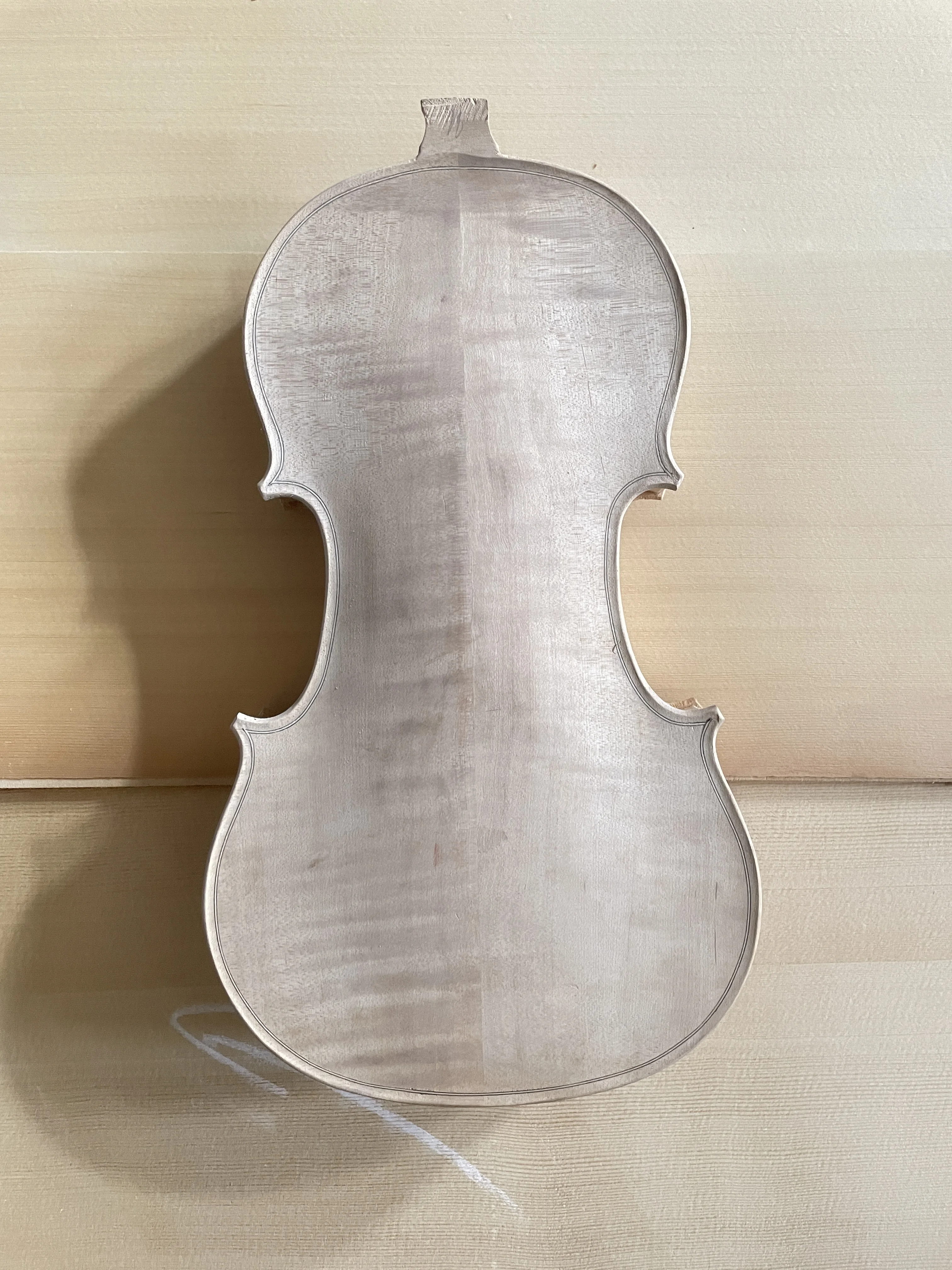 

Unfinished white violin body. 4/4 full board water ripple flame maple, spruce back and solid wood top