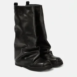 Neue Herbst-und Winter-Waden stiefel für Damen mit plissierten dicken High Heels und modischen übergroßen Straßenleder-Stiefeln mit mittlerem Bein