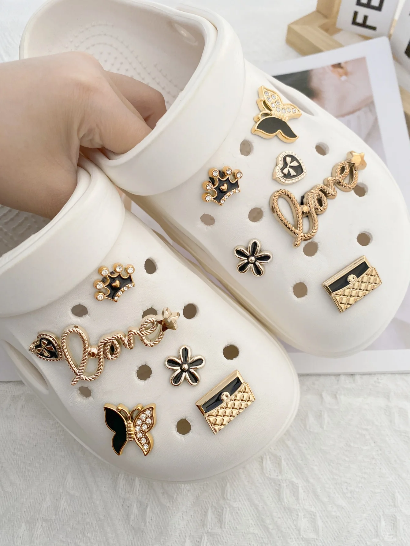 

12 штук золотых любовных букв, черные цветы-короны, съемные аксессуары для обуви своими руками, универсальные зажимы для обуви для женских сандалий, s