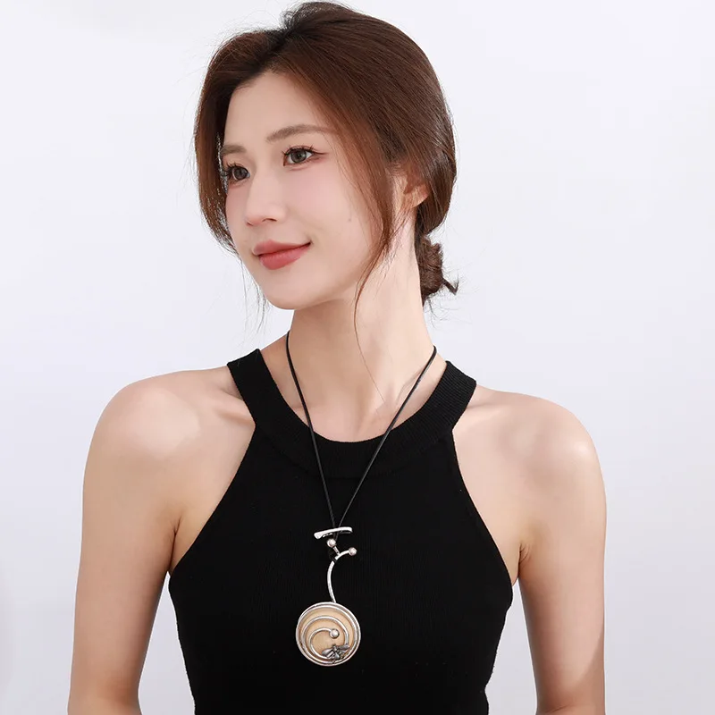 الأمازون الأوروبية والأمريكية الجديدة الرجعية الألوان المتناقضة جولة هندسية طويلة قلادة سبيكة الملحقات أزياء المرأة سويا #3