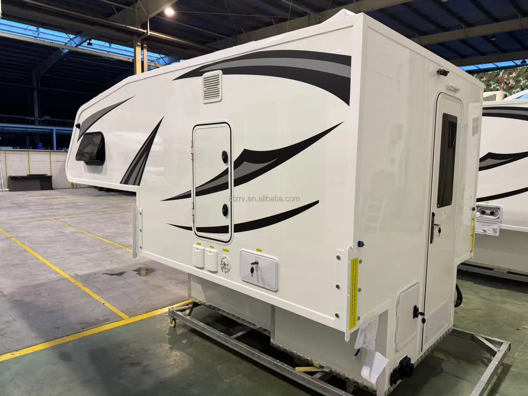 China Pioneer Manufacturing New Customized Luxury 4x4 4-Seater Off-Road Camper Van with Kitchen for Travel