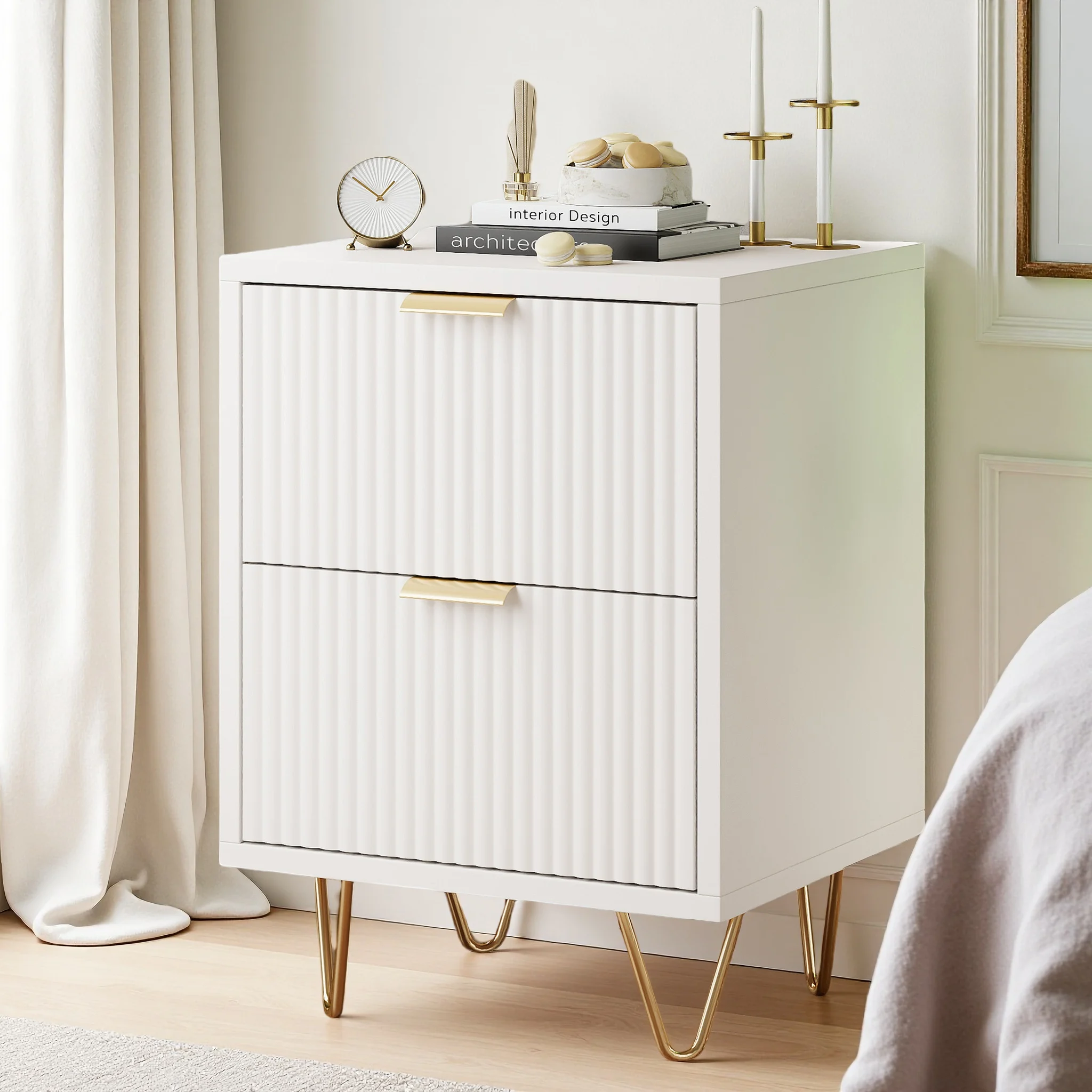 FANGANGE Lot de 2 tables de chevet blanches, tables de chevet à motif ondulé avec 2 tiroirs, tables de chevet avec pieds en métal doré, pour chambre à coucher