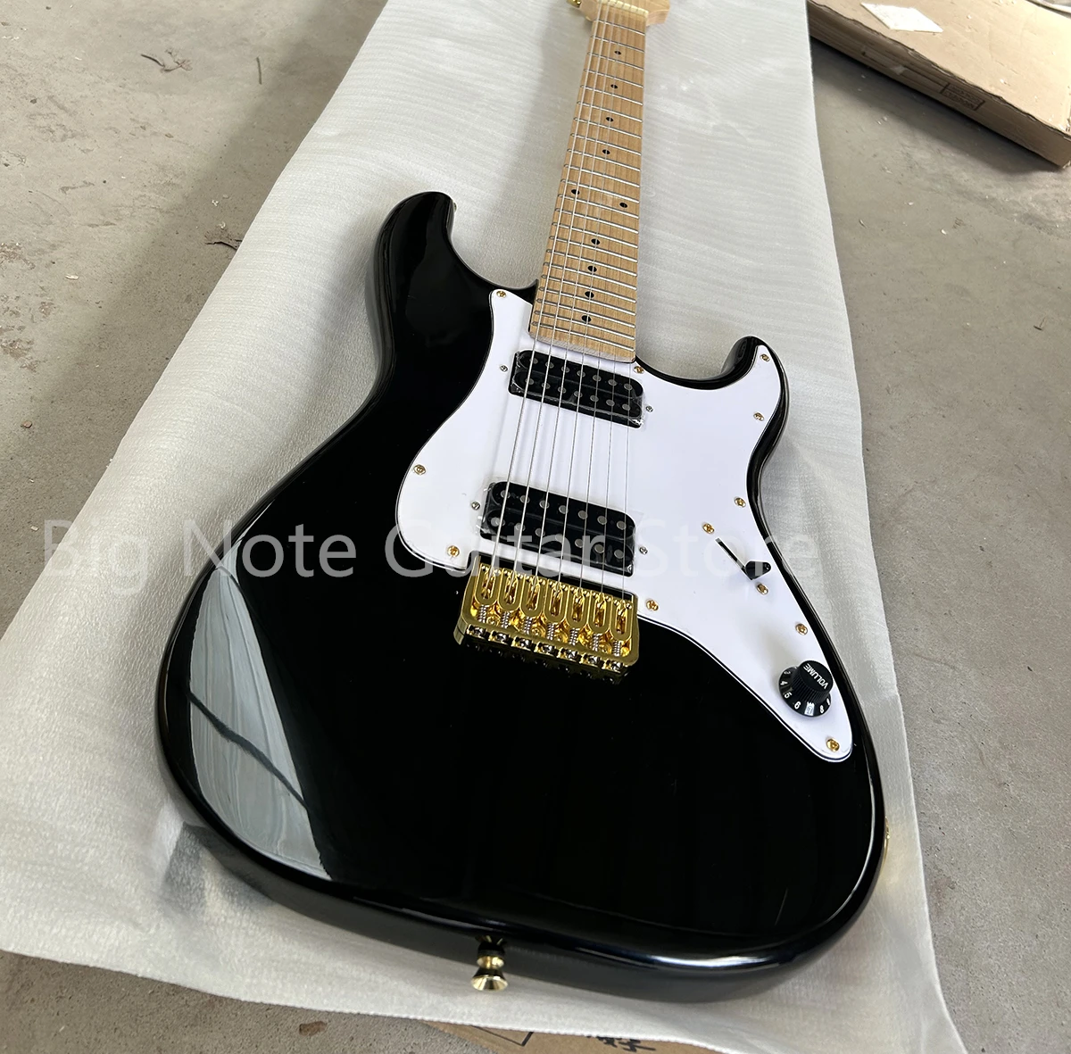 Factory Black 7 Strings Electric Guitar Maple Fretboard Gold Hardwares HH Pickups White Pickguard Customizable