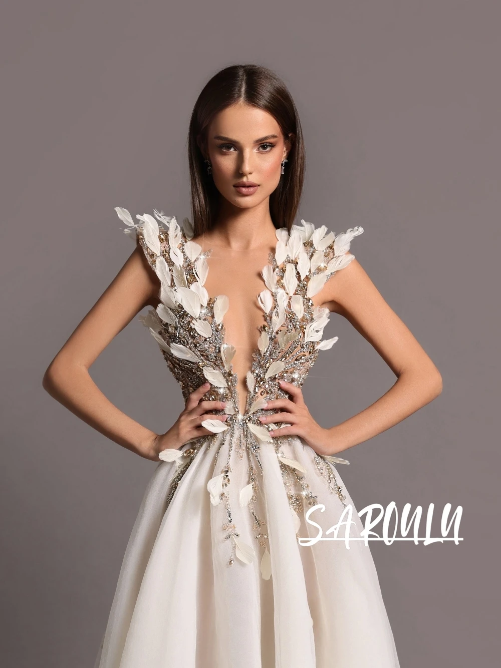 

Elegant Ivory 3D Feather Embellished Sexy Deep V Evening Dress Crystal Beaded Tulle Fashionable Prom Pageant Gown With Train