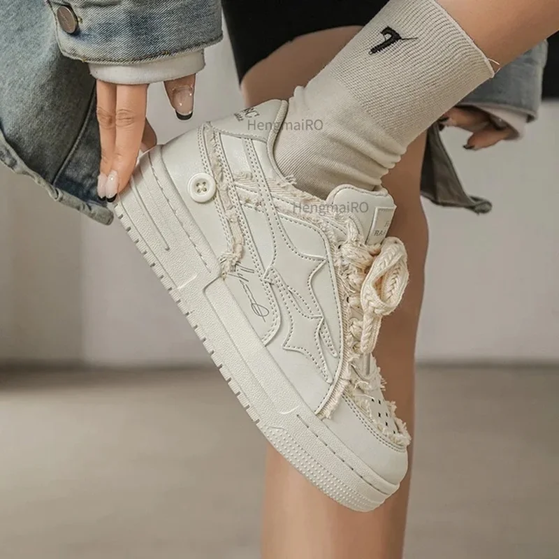 Zapatos de skate de cuero blanco para hombres y mujeres, zapatos de tenis Retro Y2K Star, zapatillas deportivas para parejas, moda informal para deportes al aire libre