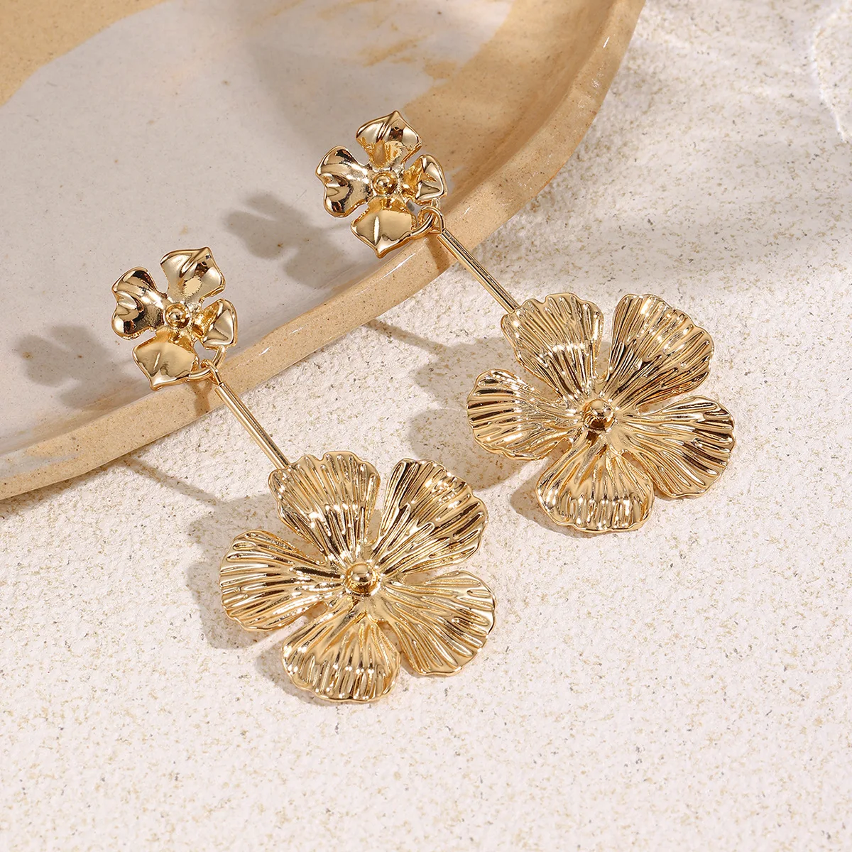 Kenjie fashion temperament exaggerated three-dimensional flower hollow stud earrings exaggerated atmosphere original design moth
