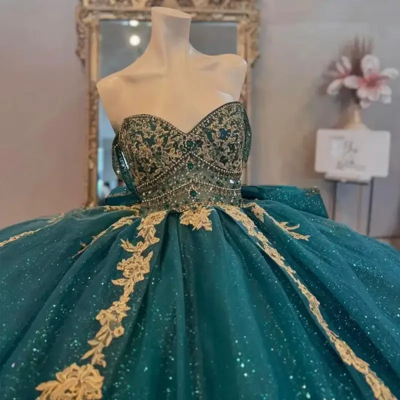 فساتين Quinceanera مخصصة للأميرة قبالة الكتف ثوب الكرة الحلو 16 فستان الخرز الذهب يزين الدانتيل 15th الطرف