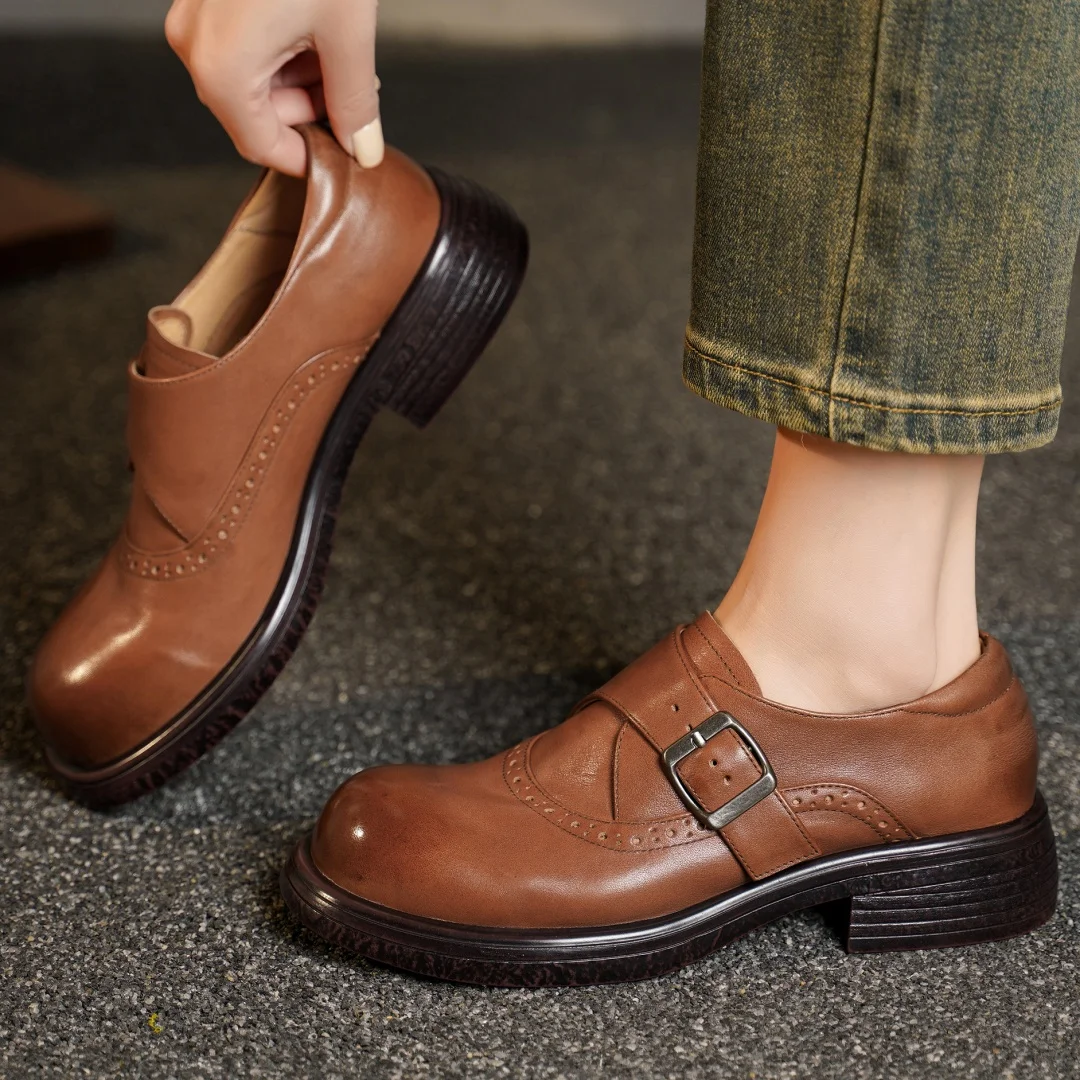 

Danxuefei женские лоферы без шнуровки на плоской подошве с круглым носком и металлической пряжкой в британском стиле, повседневные мокасины высокого качества