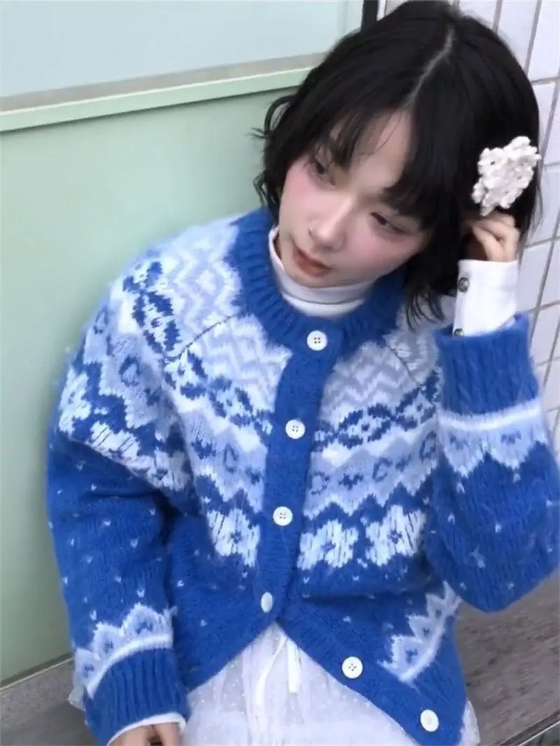 

Женские кардиганы и свитеры: весенние, вязаные, с открытым передом, с сетчатыми вставками, приталенные, элегантные, шикарные, в клетку, разноцветные, с жемчужными деталями, нежные.