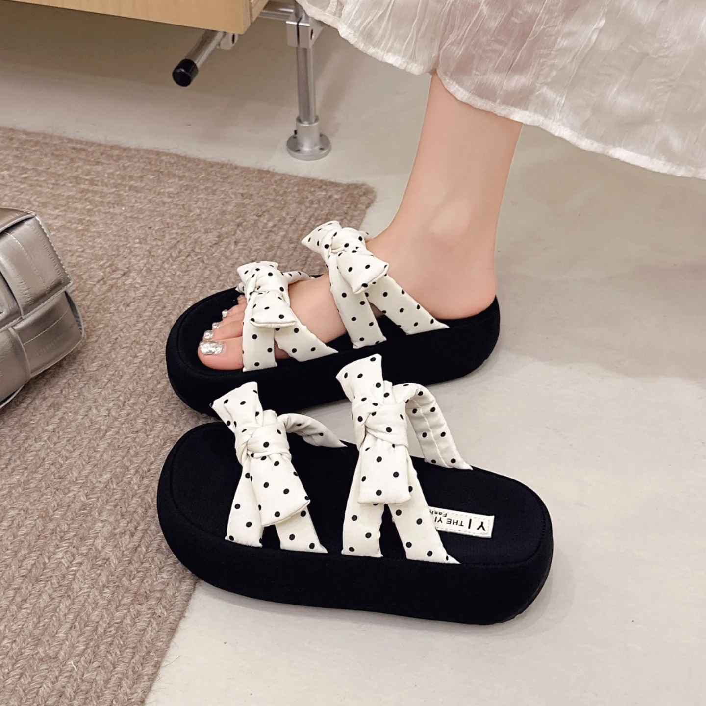 女性の厚いヒールスリッパ夏のアウトドアウェアバタフライノットサンダルアンクルストラップスリッパ快適で通気性のあるスリッポン