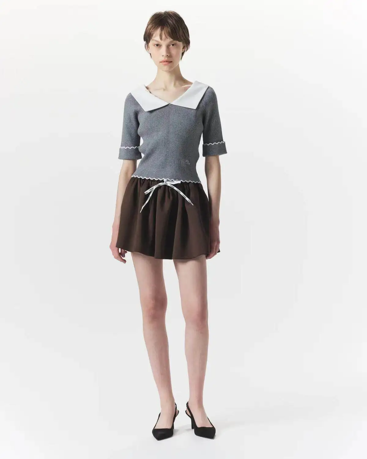 Elegant V-Neck Knit Blouse with Contrast Collar and Wave Edge Details Japanese Sweet Knit T-Shirt for Women Slim Knitted Top