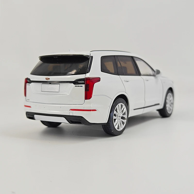 1:24 simulation Cadillac XT6 2023 alloy car model decoration, doors and engine hood, trunk can be opened suitable for collection