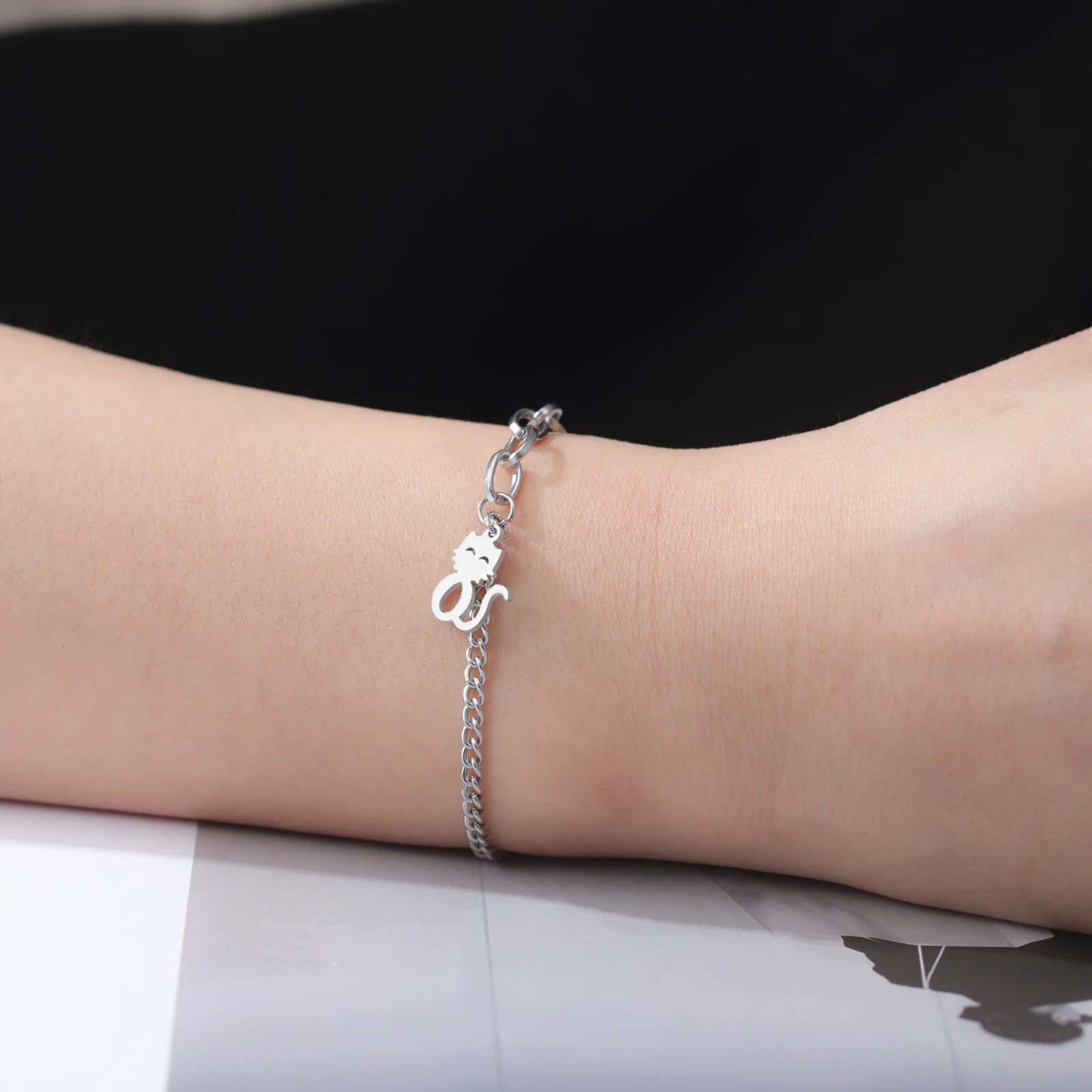 Cazador لطيف القط هريرة أساور ساحرة للنساء الفتيات الفولاذ المقاوم للصدأ سوار لليد العصرية مجوهرات هدية عيد الحب 2025