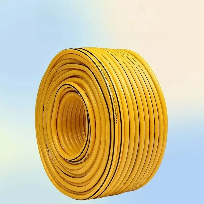 

Гибкий садовый шланг из ПВХ высокого давления для автомойки и орошения с латунными разъемами и распылительной насадкой