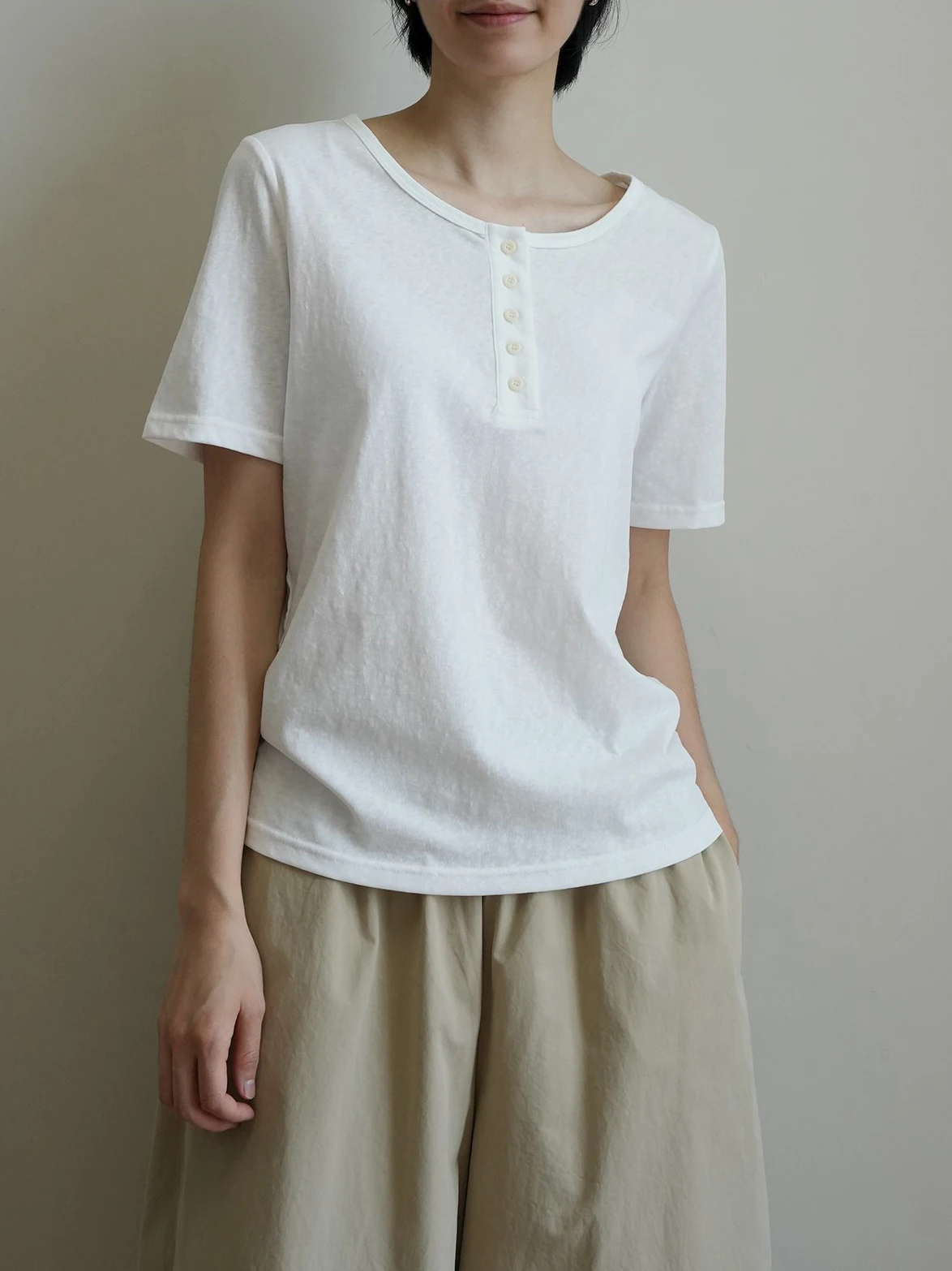 

Женская футболка с круглым вырезом и коротким рукавом, полуоткрытая, с принтом снежинок, из тонкого хлопка, летний топ