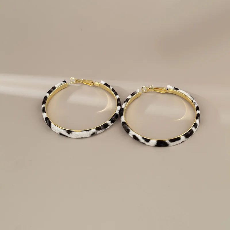 Vintage Leather Leopard Hoop Ear Clips for Women Hyperbole Geometric Fashion Big Round Non Piercing Earrings Party Jewelry