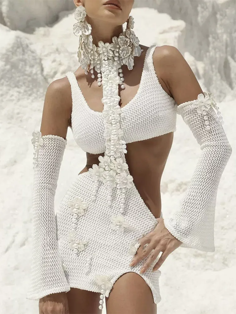 Handgefertigte Perlenblumen-Accessoires, durchsichtiges, figurbetontes Minikleid mit Ausschnitt, sexy Frau, Sommer, Strand, Flitterwochen-Urlaub