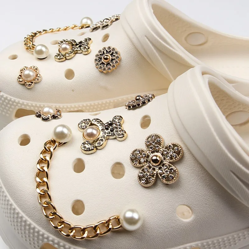 DIY سلسلة معدنية اللؤلؤ الدب الأحذية سحر ل كروكس قباقيب الشرائح الصنادل حديقة الأحذية زينة سحر مجموعة اكسسوارات هدايا الاطفال