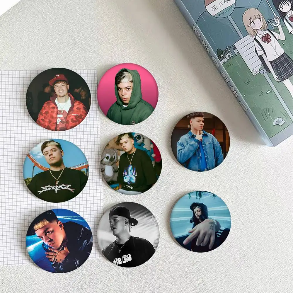 1 broche de estilo de dibujos animados Saiko Singer para decoración de mochilas, pin redondo de esmalte para accesorios