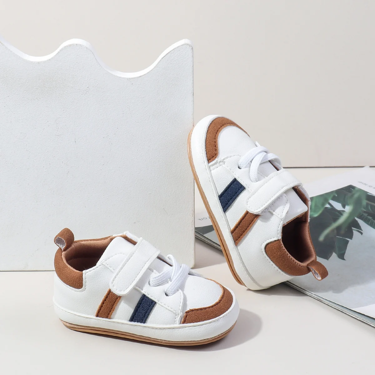 أحذية أطفال جديدة للربيع والخريف موضة كلاسيكية بيضاء من البولي يوريثان أحذية رياضية عالية الجودة نعل ناعم مريح أحذية مشي غير رسمية
