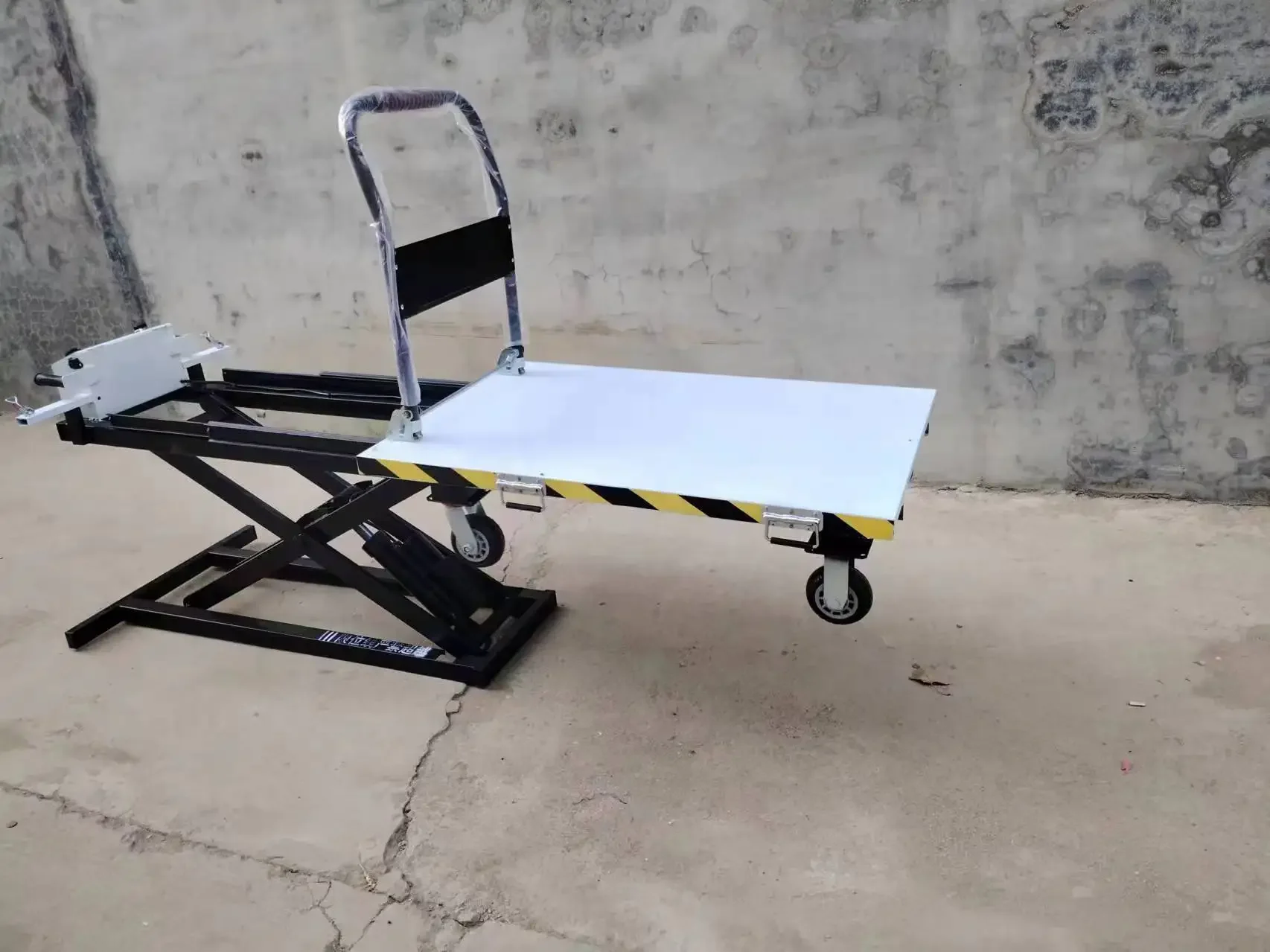 รถบรรทุกตู้คอนเทนเนอร์ขนถ่ายสินค้า 200 กก. แท่นยกไฟฟ้าแบบยกขึ้นเอง