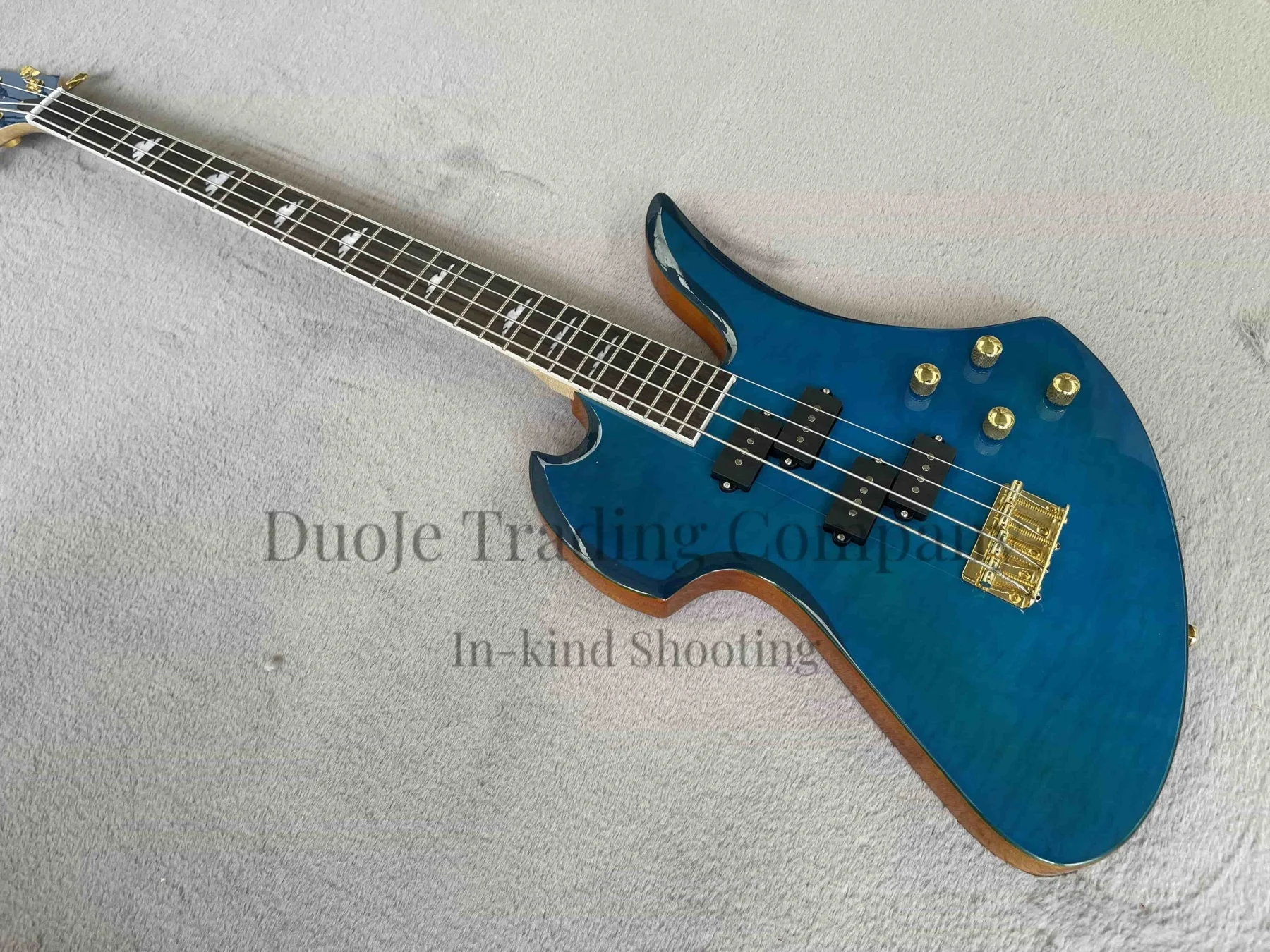 

Классический синий бас, 4-струнный бас, корпус из цельного дерева, стеганый кленовый верх, золотой фиксированный мост, кленовый гриф, заводской заказ