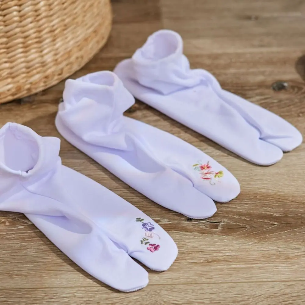 Breathable Embroidery Flower Two Toed Socks Mid-calf Japanese Style Split Toe Sock Women Hosiery Short Tube Socks Ladies Girl