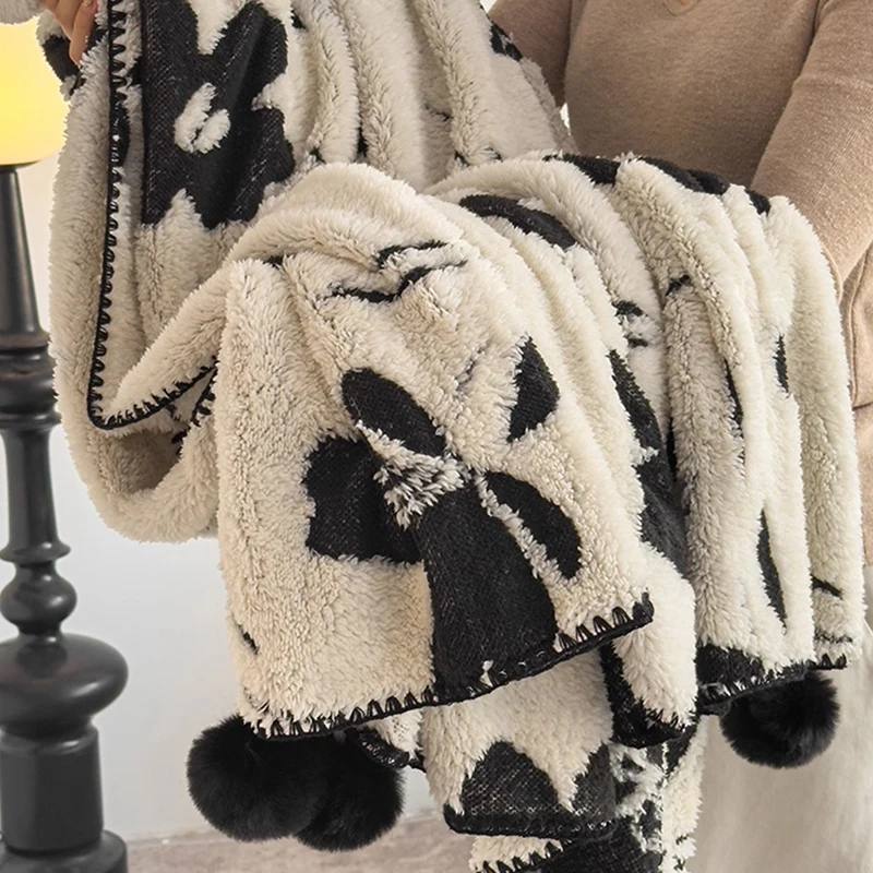 Classical Black and White Printed Blanket Nordic Contrasting Velvet Blankets with Wool Balls Office Sofa Shawl Cushion for Nap