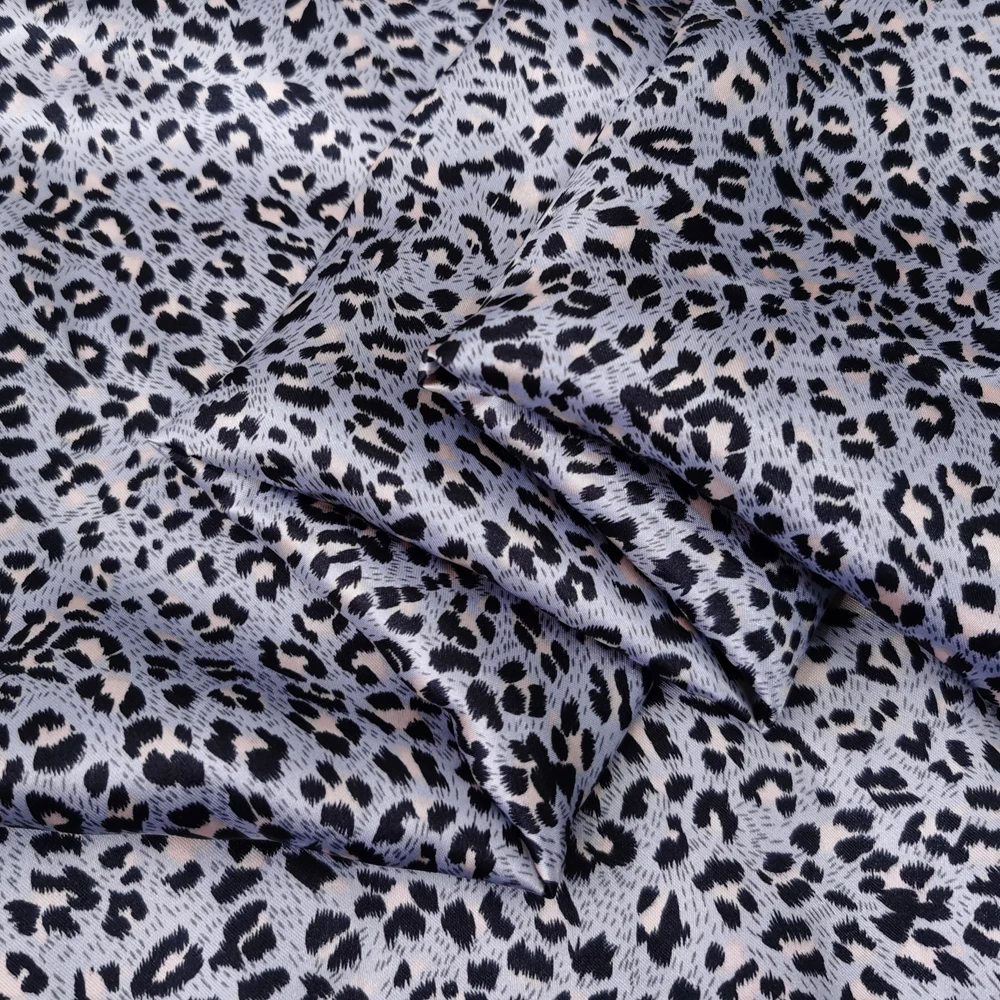 1 Meter x 1,48 Meter Afrika-Leopardenmuster Satinstoff für Schals, Kleider, Pyjamas und Futter – Detail 5
