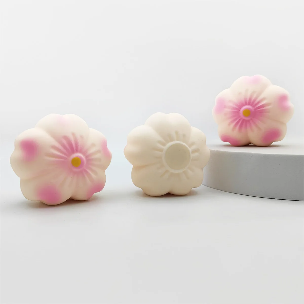 جديد ساكورا قرصة لو جديد فريد السائل ساكورا انتعاش بطيء TPR لعبة الإصدار المطاطية الناعمة بالجملة