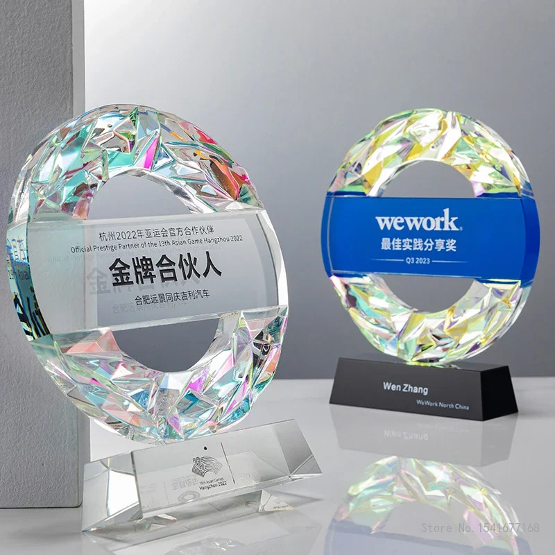 Imagem -02 - Personalizado Circular Cristal Troféu Empresa Reunião Anual Excelente Empregado Lembranças Casa Decoração Artesanato Lettering Medalha 1pc