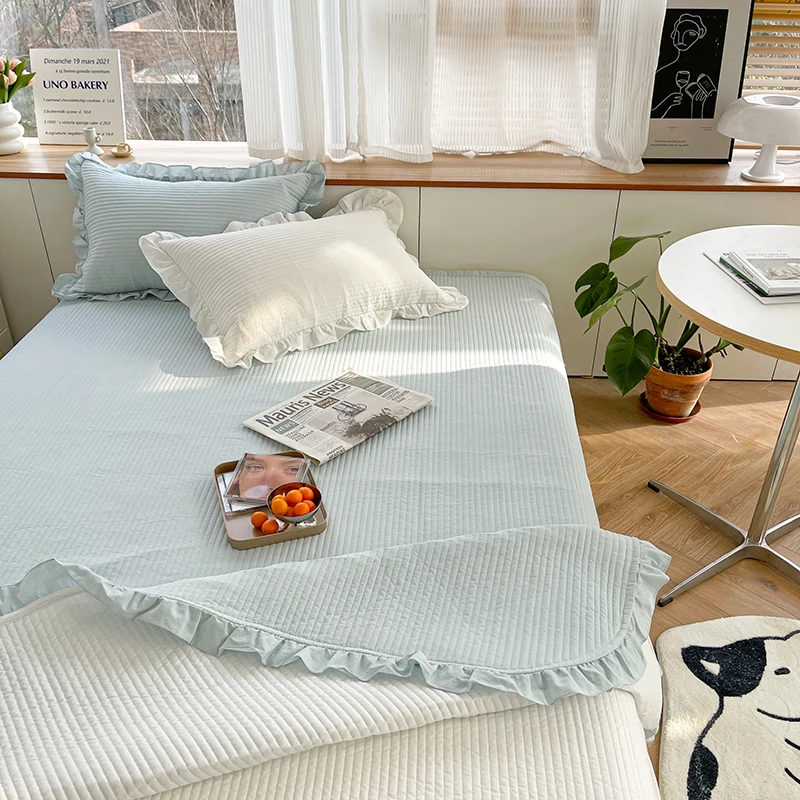 

Комплект постельного белья из чистого хлопка, три предмета: пододеяльник с оборками и кружевом, стеганое покрывало, наволочка