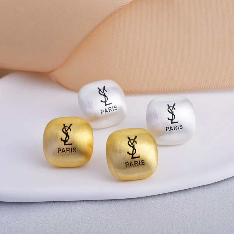 Pendientes cuadrados retro franceses de metal cepillado, pendientes ligeros de lujo de alta gama, diseño de nicho personalizado, pendientes de viento frío