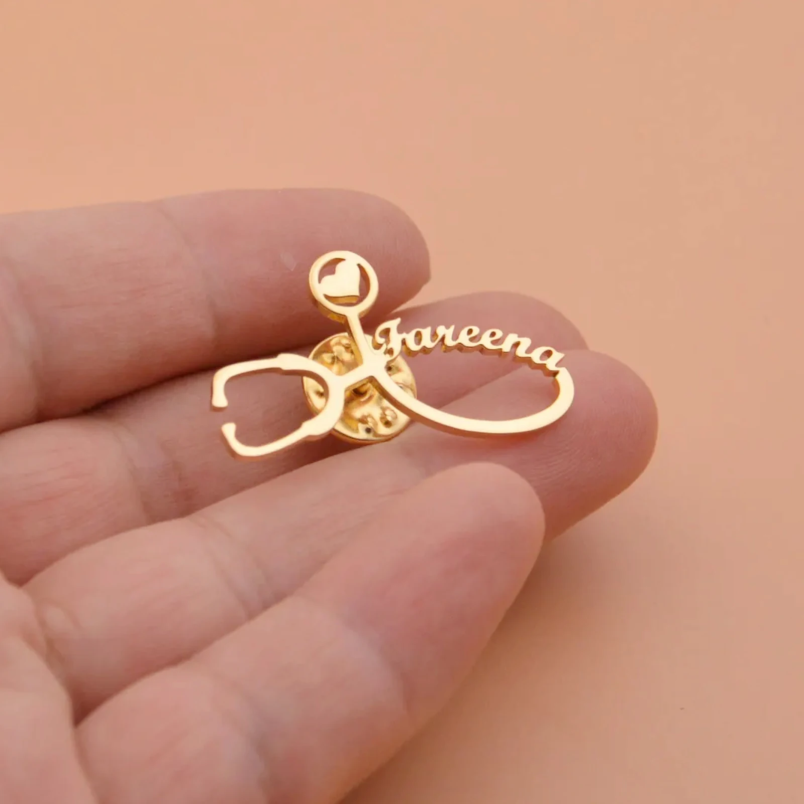 Lemegeton Broche stéthoscope avec nom personnalisé, bijoux en acier inoxydable, accessoires de médecin personnalisés pour femmes et hommes, Badge de costume, cadeaux