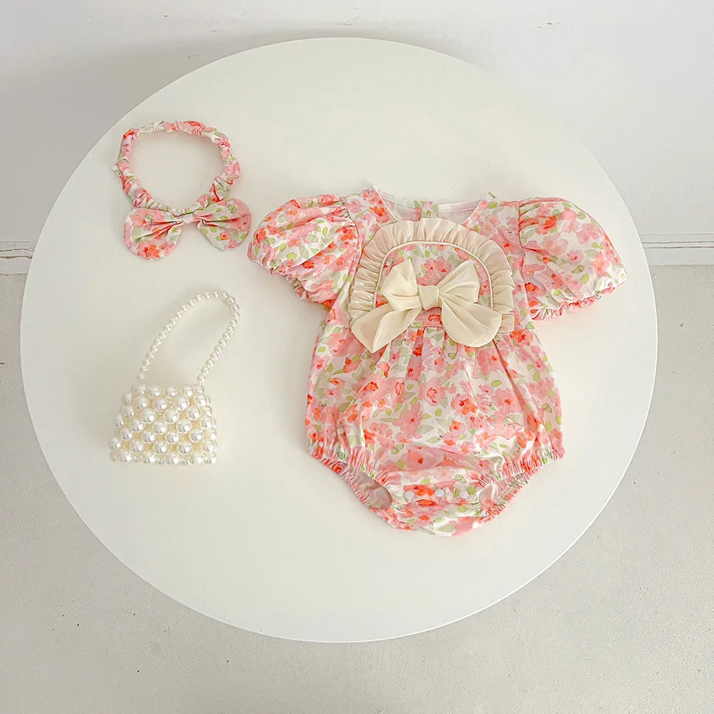 Photography of clothing for newborns and full term babies in the Flower Skirt Studio ニューボーンフォト  신생아촬영