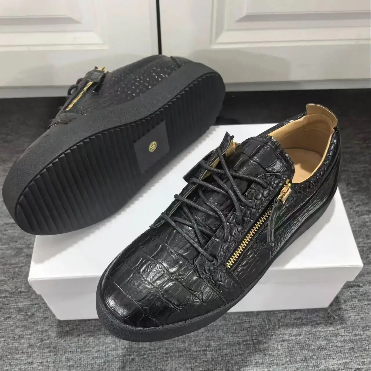 

Round Toe Lace-Up Flat Sole Chaussures Male Metal Zipper Fashion Style Black Patent Crocodile Shape Leather Men’s Causal Shoes