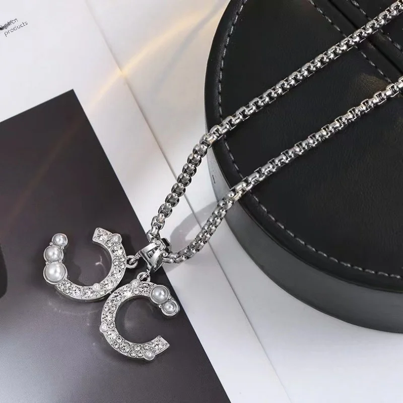 New Luxury Feel Trendy C- letter Pearl Embellished Necklace Women's Versatile Sweater Chain Autumn/winter High-end Fashion