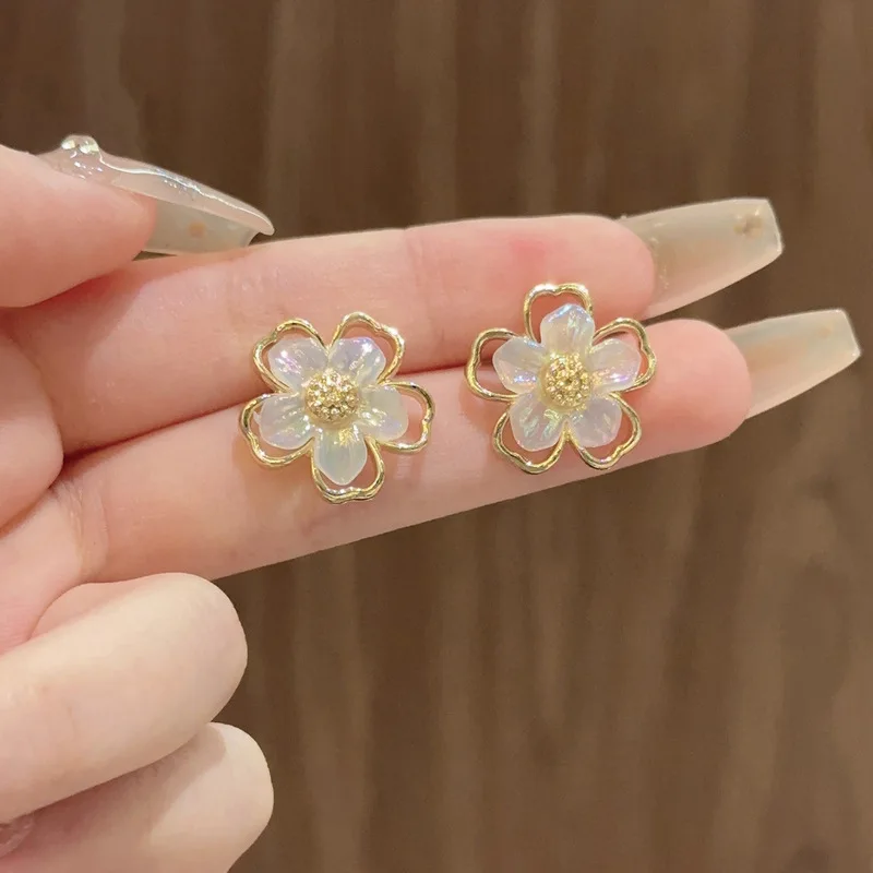 

Korean high sense femininity versatile Internet celebrity fashion simple petal stud earrings