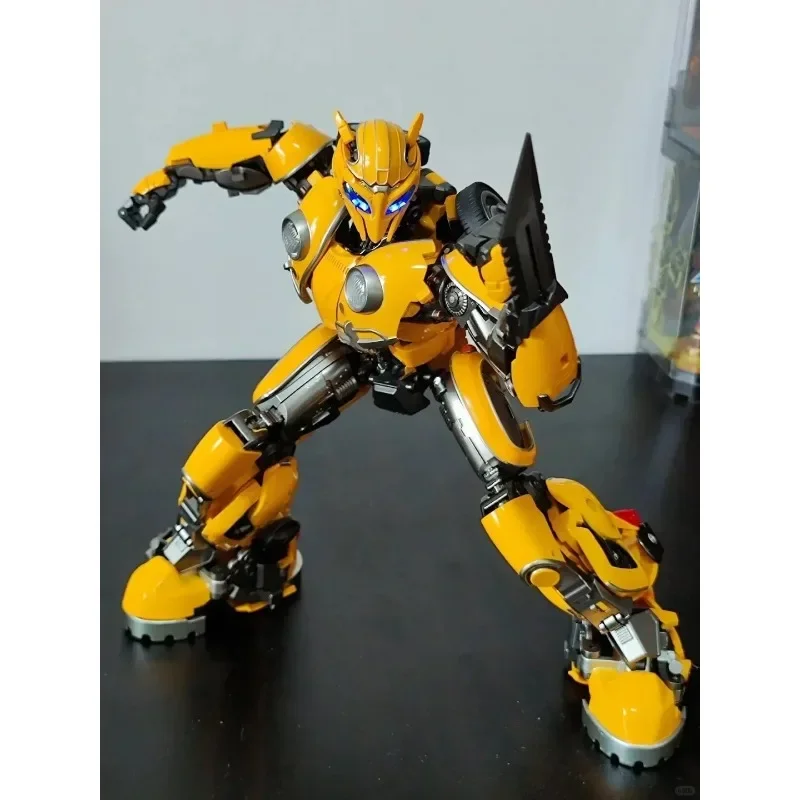 Capolavoro per ragazzo CE01 King Bee Knight Parte in lega allargata Beetle Action Figure Robot Toy Regalo in magazzino