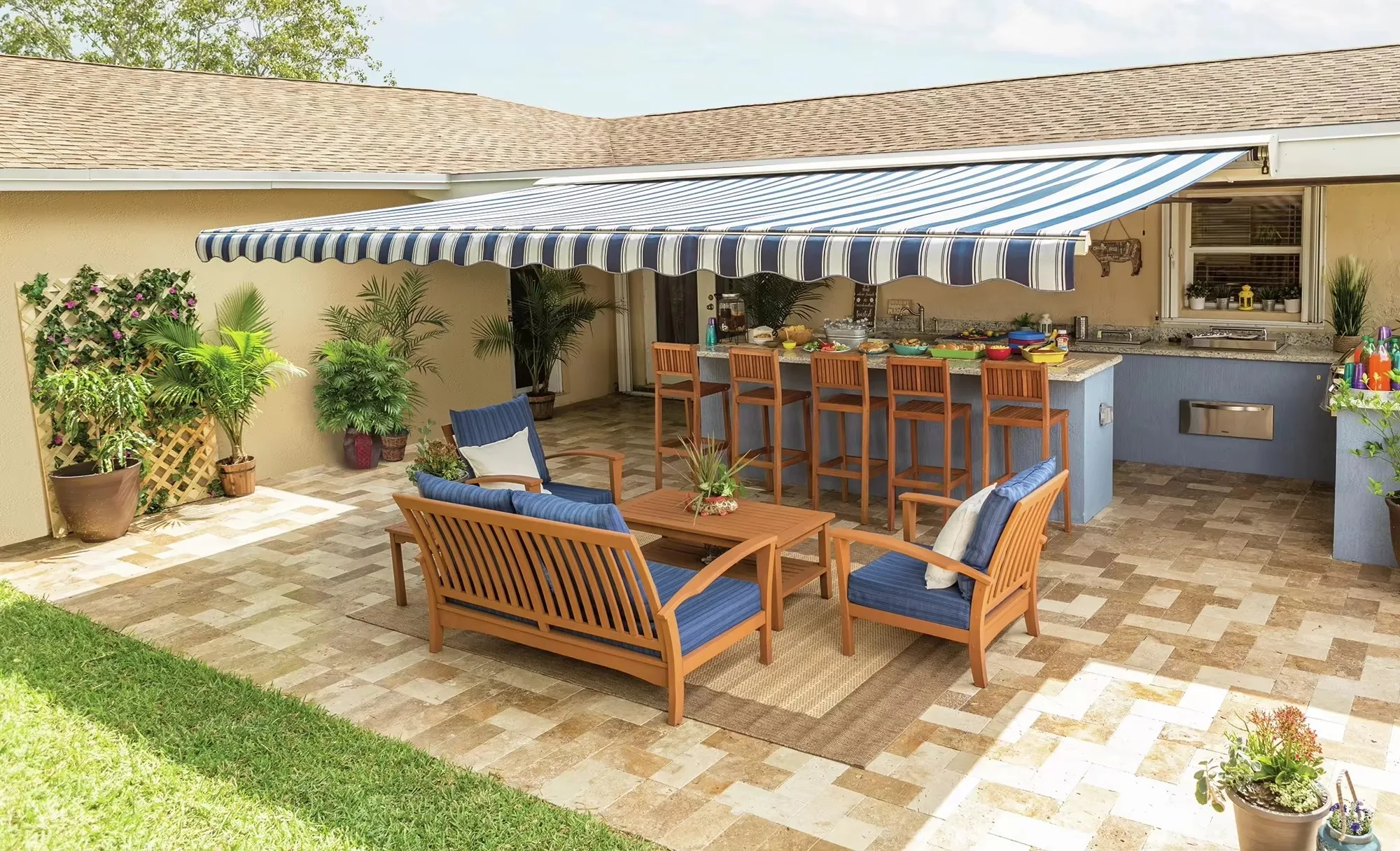 Wholesale Outdoor Electric Retractable Commercial Garden Awning Remote Control Sunproof Waterproof Aluminum Alloy Custom Colors