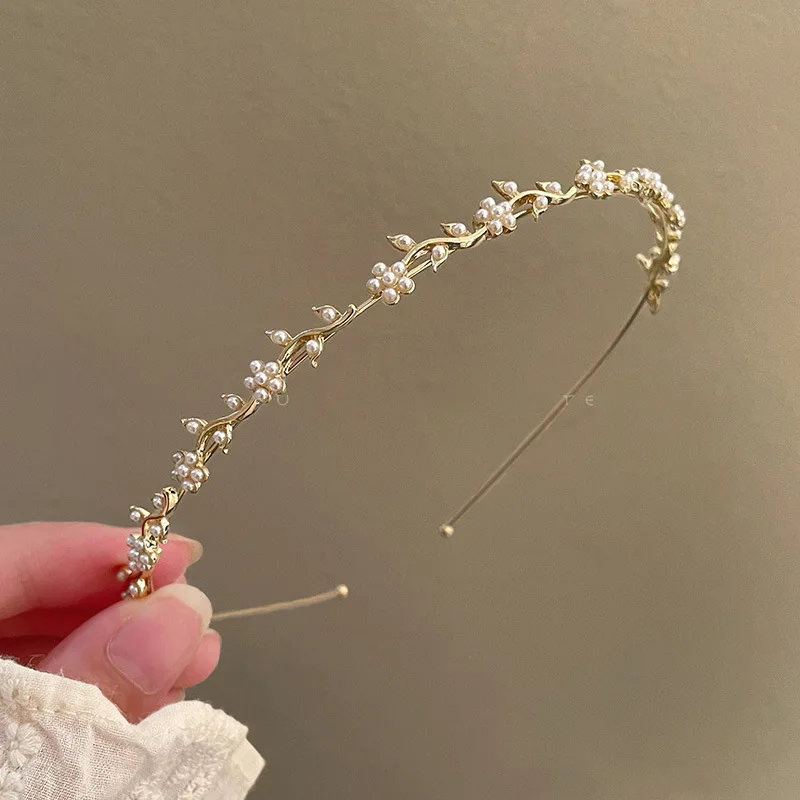 An elegant faux pearl floral bridal headband - a delicate zinc alloy hairband, suitable for weddings and everyday wear.