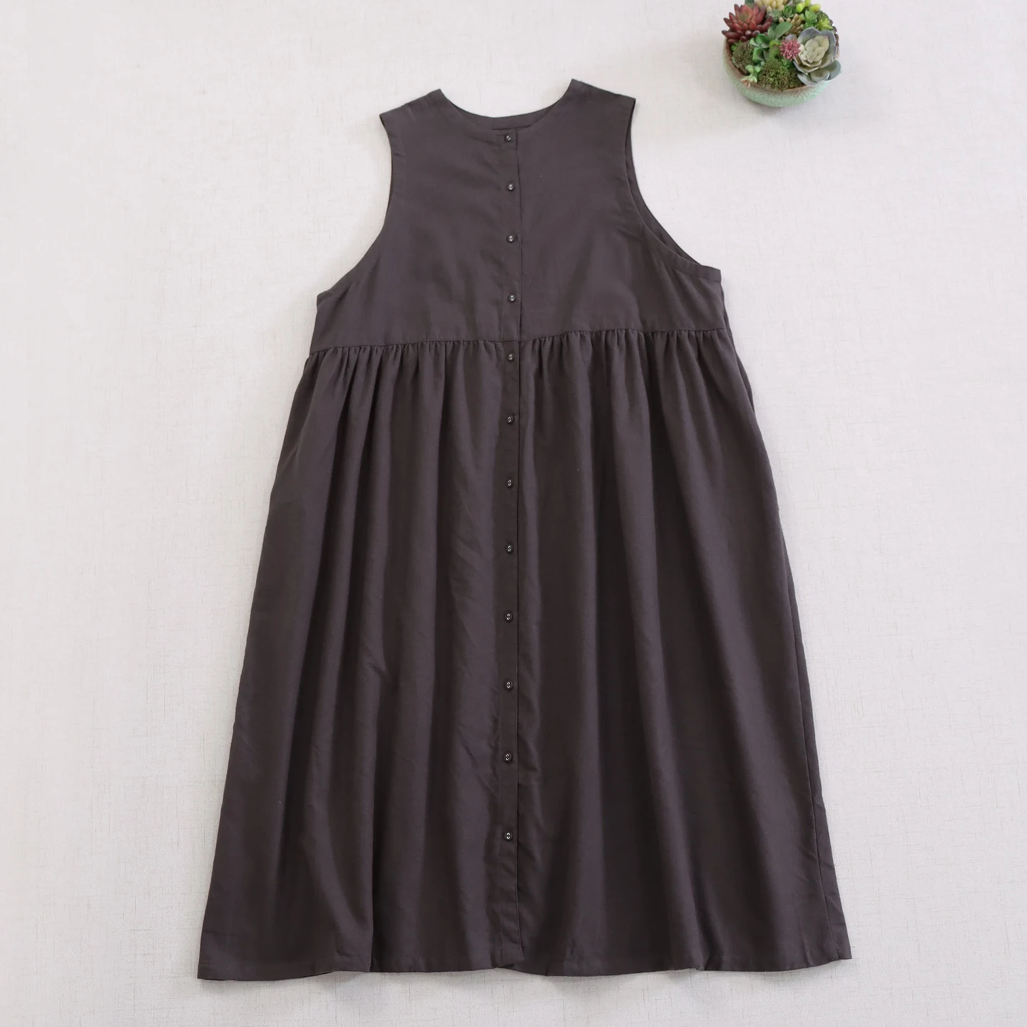 Japońska sukienka typu Mori Girl, jednolita, zapinana na guziki, damska, wiosenno-jesienna, z dekoltem typu O, bez rękawów, luźna, codzienna sukienka na ramiączkach z bawełny.