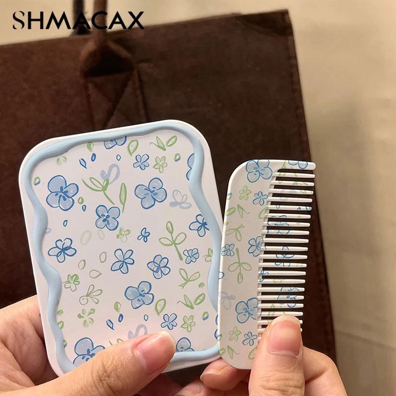 Cartoon Blue Flowers Pattern Flip-Top specchio per il trucco pieghevole specchio tascabile portatile specchio cosmetico rettangolare con pettine per le donne