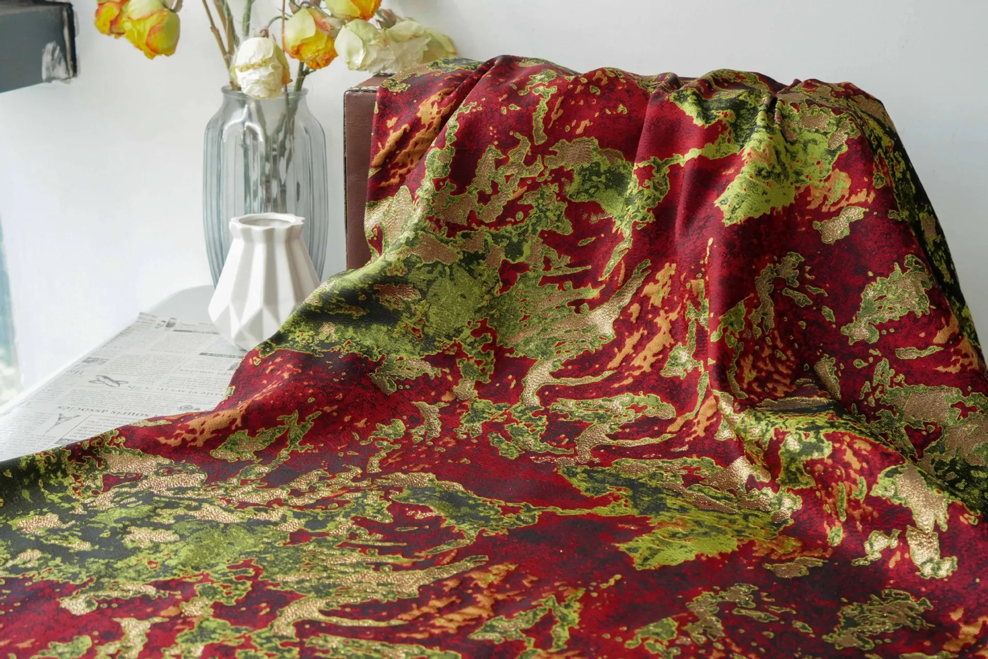 

Бронзовая золотистая, зеленая, красная тисненая жаккардовая ткань, дизайн, швейный материал, ткань для свадебного платья, ширина 160 см, продается на метр