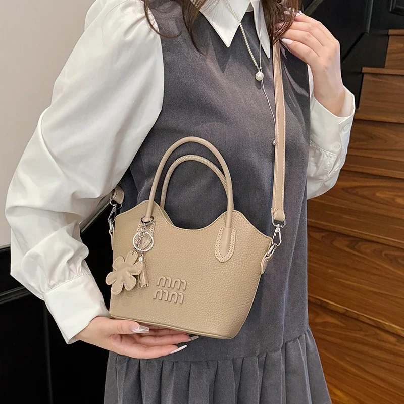 حقيبة ساعي كلاسيكية أنيقة وبسيطة للنساء مع لون سادة فريد من نوعه وإكسسوارات عصرية من الجلد #3