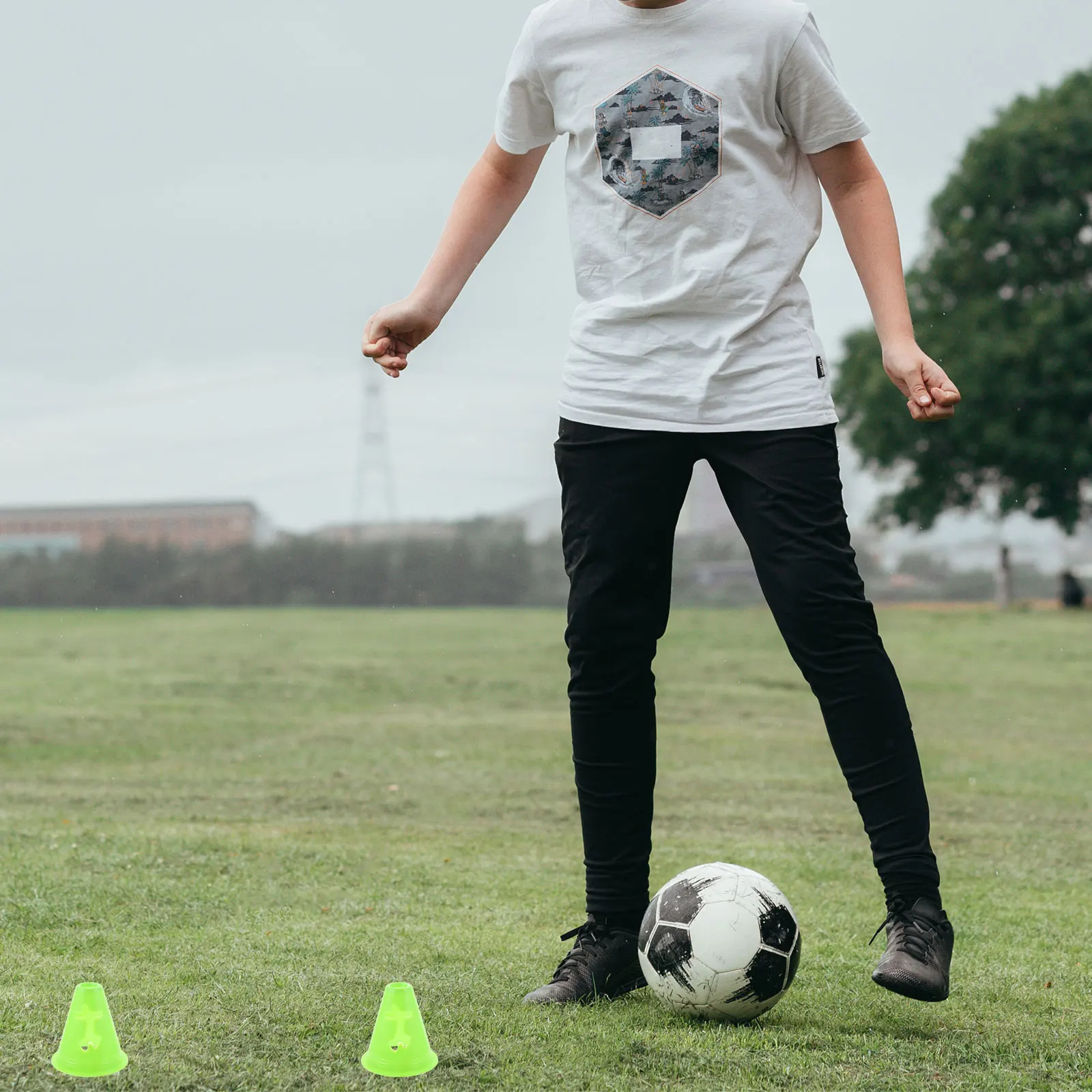 

20 шт. тренировочные конусы для маркеров, прочные, яркие, легкие, компактные для футбола, тренировочные упражнения для ловкости, катание на роликовых коньках