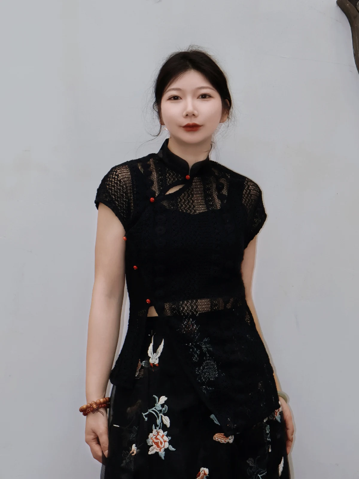 

Ретро-топ в китайском стиле с кружевными вставками, коротким рукавом, воротником-стойкой и боковыми пуговицами, женский, дышащий, комфортный, вязаный, летний...