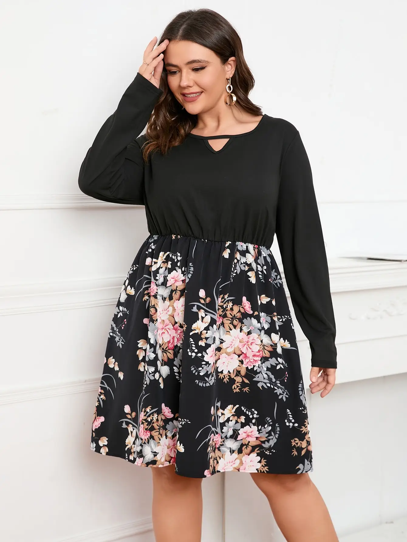 

Plus Size Black Floral Print Patchwork Dress with Long Sleeves, V-Cut Neckline & Waist for Curvy Women